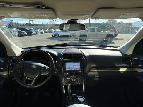 Used 2017 Ford Explorer Platinum image 28