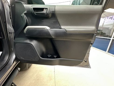 Used 2020 Toyota Tacoma SR5 RWD image 31