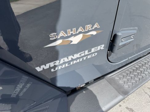 Used 2017 Jeep Wrangler Unlimited Sahara w/ Connectivity Group AWD/4WD image 10