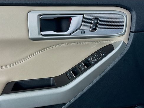 Used 2023 Ford Explorer Limited image 23