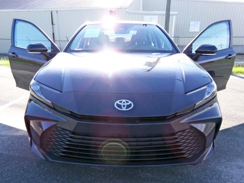 Used 2025 Toyota Camry LE w/ Convenience Package FWD image 6
