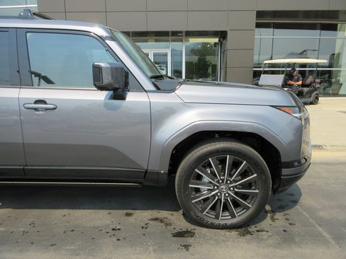 Used 2026 Lexus GX 550 w/ Cold Area Package AWD/4WD image 12