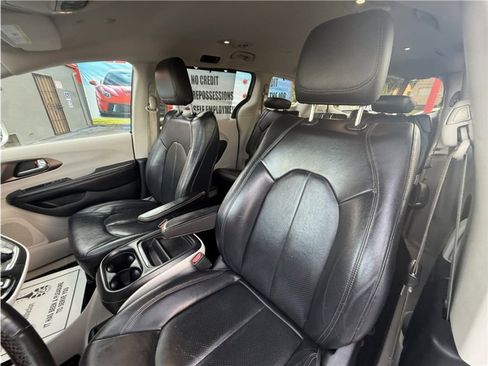 Used 2019 Chrysler Pacifica Touring-L image 19