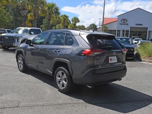 Used 2022 Toyota RAV4 XLE FWD image 3