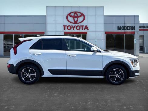 Used 2023 Kia Niro EX image 4