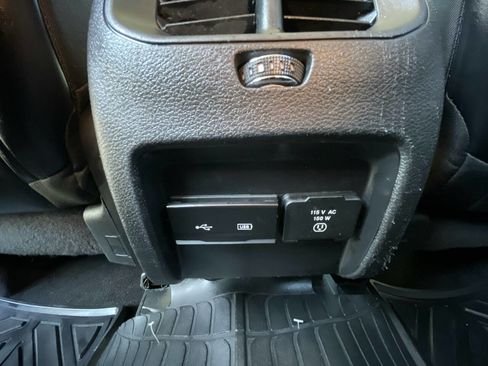 Used 2019 Jeep Cherokee Latitude Plus w/ Comfort/Convenience Group AWD/4WD image 9