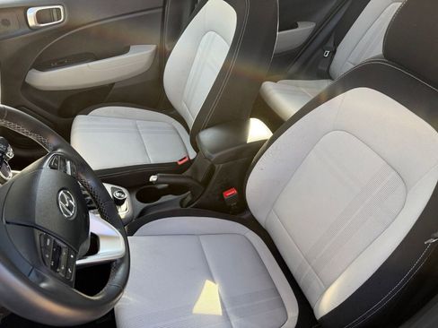 Used 2025 Hyundai Venue SEL image 37