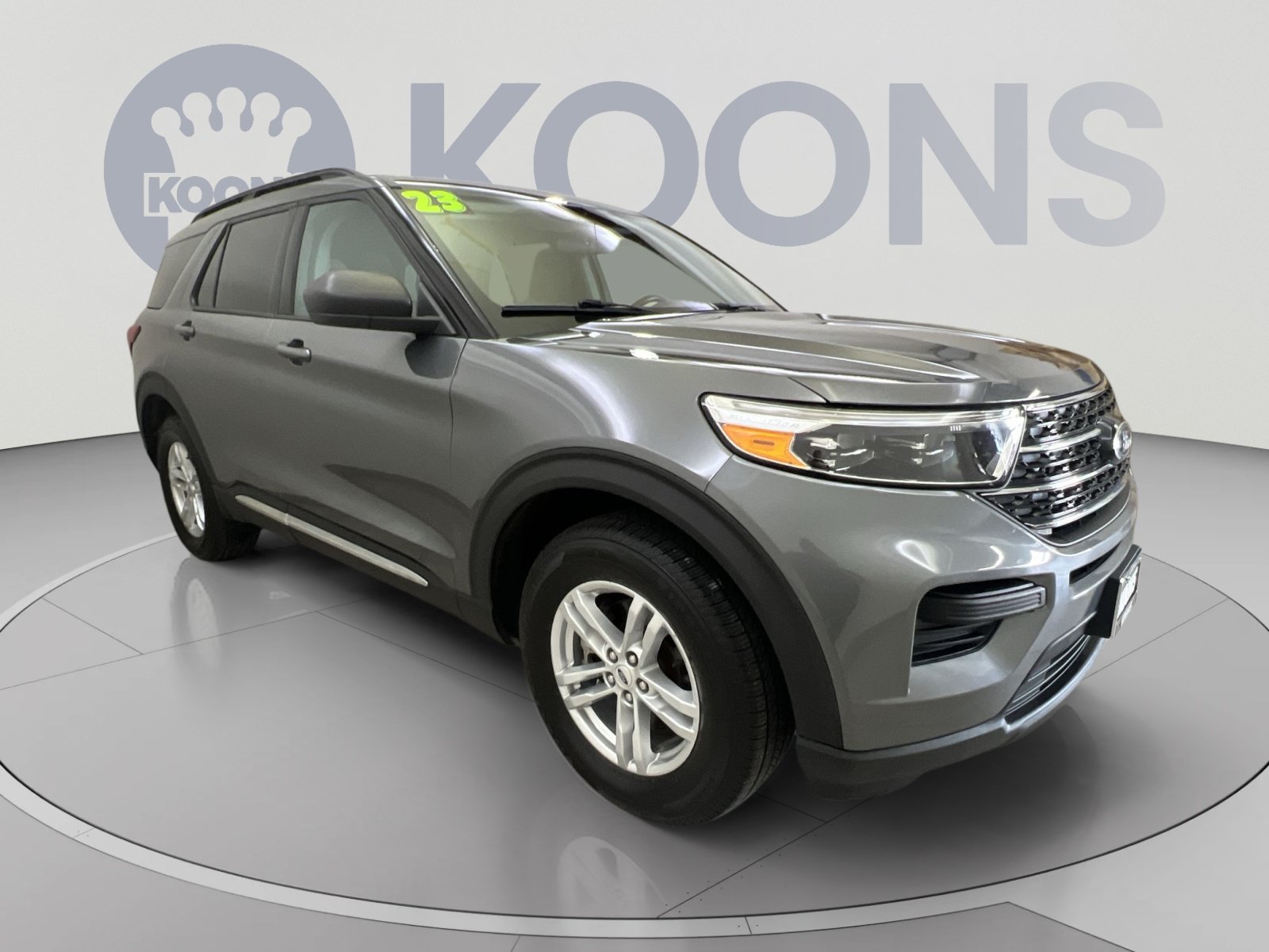 Used 2023 Ford Explorer XLT AWD/4WD image 2
