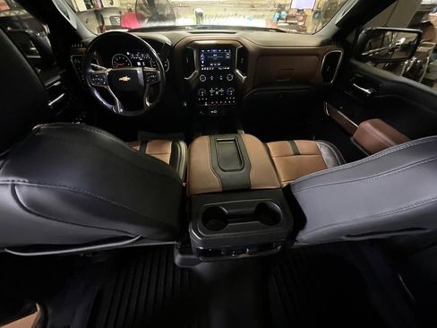 Used 2022 Chevrolet Silverado 1500 High Country w/ Z71 Off-Road Package AWD/4WD image 3