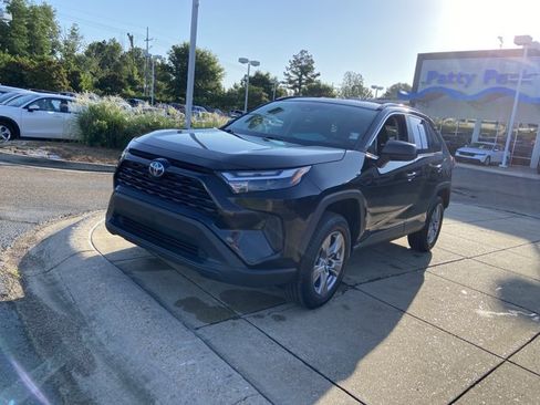 Used 2023 Toyota RAV4 LE AWD/4WD image 4