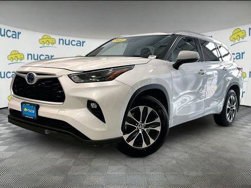 Used 2022 Toyota Highlander XLE image 3