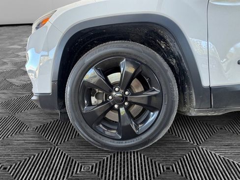 Used 2020 Jeep Cherokee Latitude Plus image 9