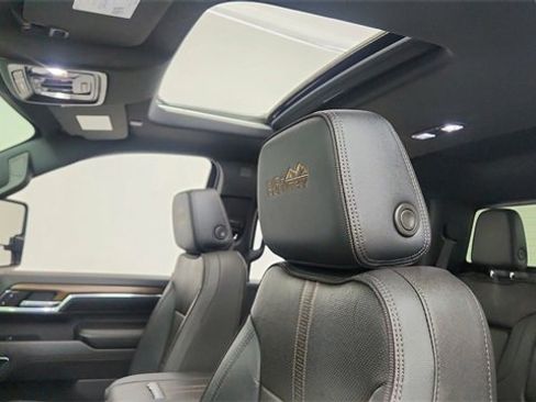 Used 2024 Chevrolet Silverado 3500 High Country image 34