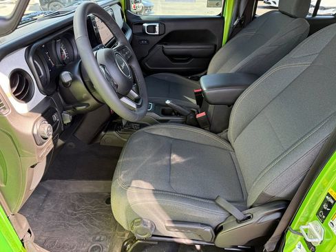 Used 2025 Jeep Gladiator Sport AWD/4WD image 22