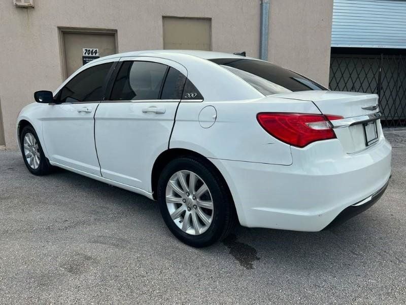 Used 2011 Chrysler 200 Touring FWD image 2