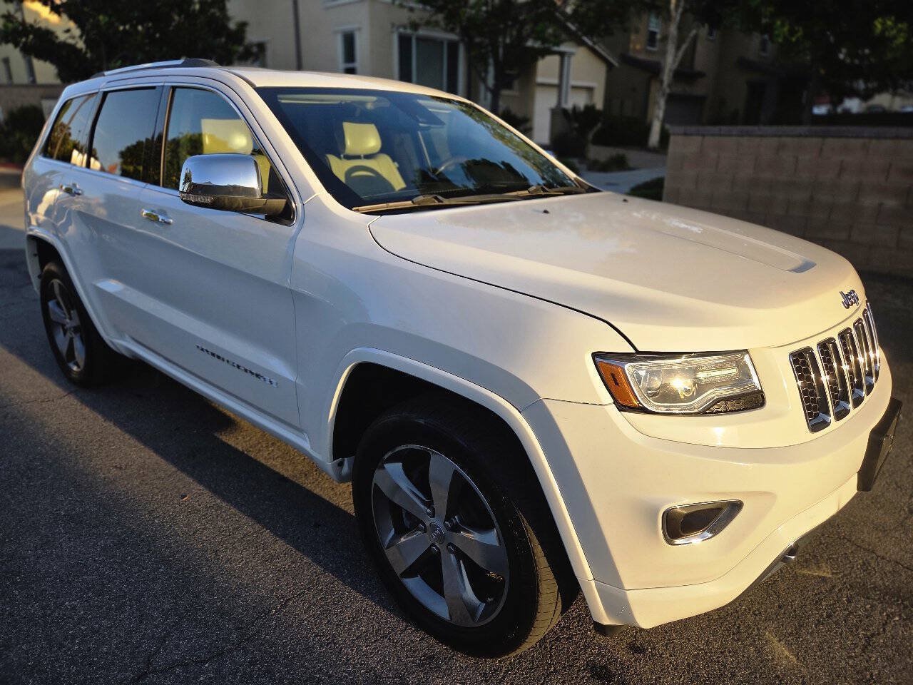 Used 2015 Jeep Grand Cherokee Overland w/ Advanced Technology Group AWD/4WD image 13