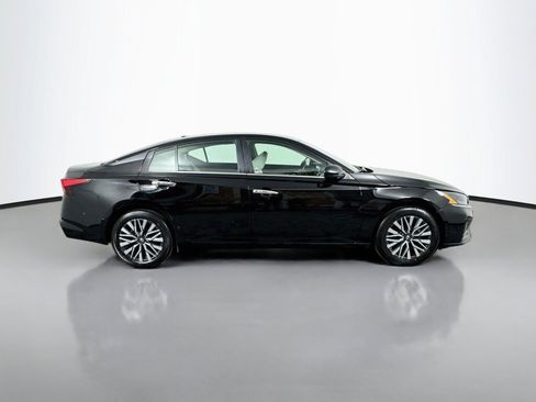 Used 2025 Nissan Altima 2.5 SV FWD image 6