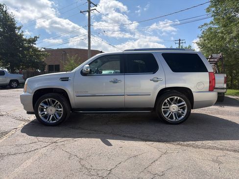 Used 2013 Cadillac Escalade Luxury AWD/4WD image 3