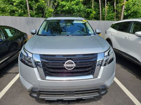 Used 2025 Nissan Pathfinder SV w/ SV Premium Package FWD image 2