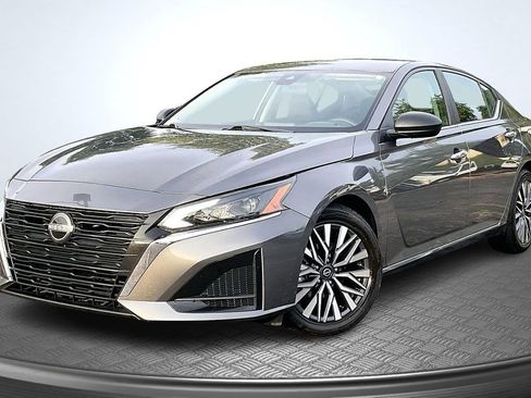 Used 2025 Nissan Altima 2.5 SV FWD image 3
