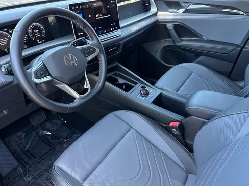 Used 2025 Volkswagen Tiguan SE AWD/4WD image 10