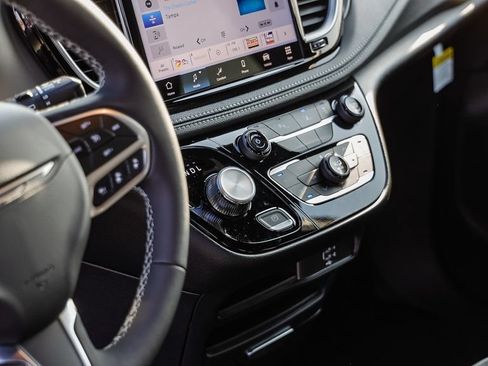 New 2027 Chrysler Pacifica Select FWD image 24