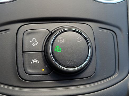 Used 2024 GMC Terrain SLE image 27