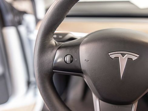 Used 2021 Tesla Model Y Long Range AWD/4WD image 23