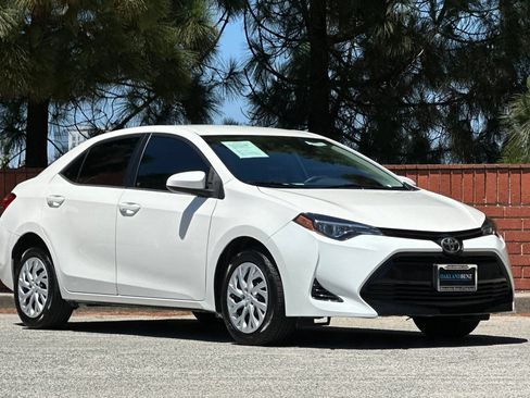 Used 2017 Toyota Corolla LE w/ Carpet Mat Package (TMS) FWD image 2