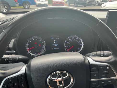 Used 2021 Toyota Highlander LE FWD image 19