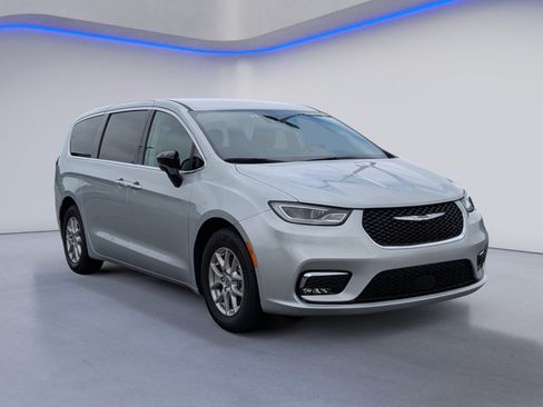 Used 2024 Chrysler Pacifica Touring-L FWD image 5
