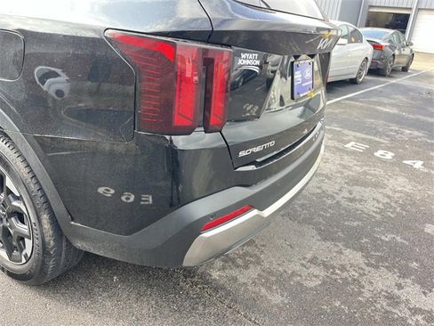Used 2024 Kia Sorento S image 10