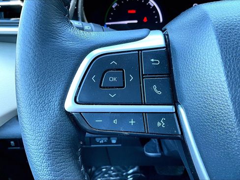 Used 2023 Toyota Sienna XLE FWD image 17