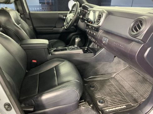 Used 2018 Toyota Tacoma TRD Off-Road w/ TRD Premium Off Road Package AWD/4WD image 15