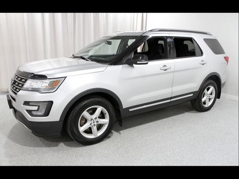 Used 2017 Ford Explorer XLT w/ Equipment Group 201A AWD/4WD image 3