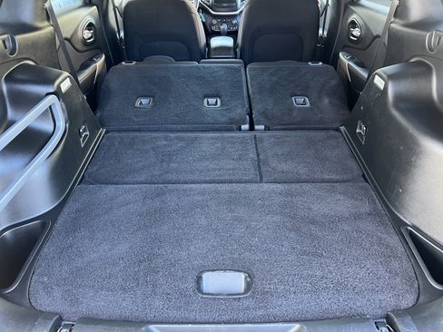 Used 2017 Jeep Cherokee Latitude AWD/4WD image 17
