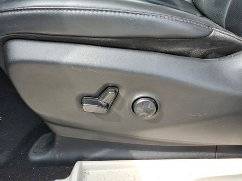 Used 2023 Chrysler Pacifica Touring-L FWD image 11