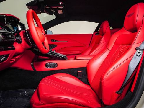 Used 2025 Aston Martin V8 Vantage Coupe RWD image 20