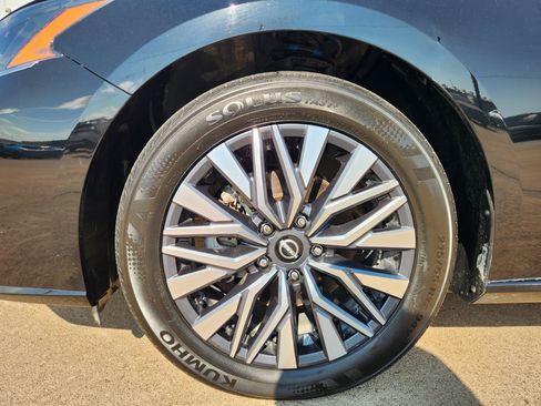 Used 2025 Nissan Altima 2.5 SV FWD image 11