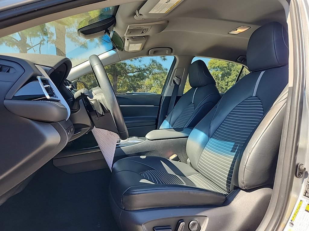 Used 2018 Toyota Camry SE FWD image 2