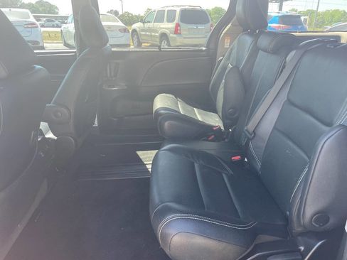 Used 2016 Toyota Sienna SE Premium image 8