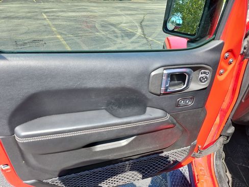 Used 2018 Jeep Wrangler Unlimited Sahara AWD/4WD image 19