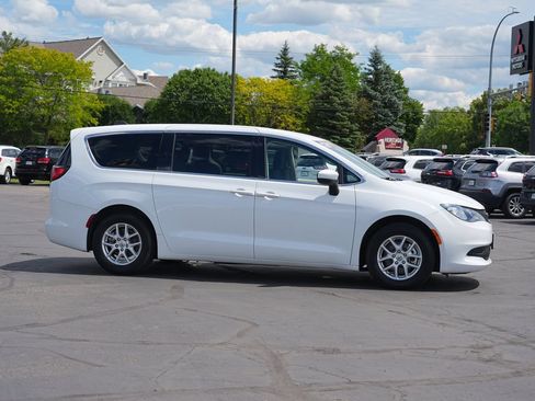 Used 2021 Chrysler Voyager LX FWD image 2