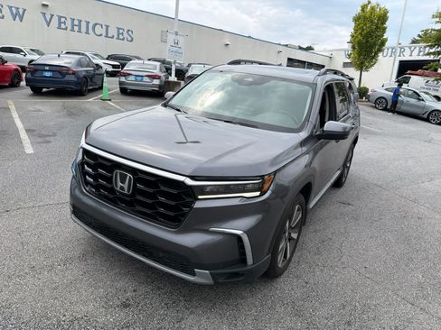 Certified 2025 Honda Pilot Touring image 3