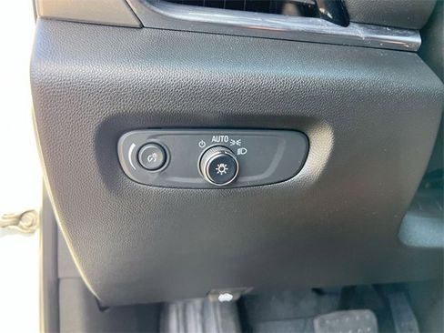 Used 2023 Chevrolet Traverse LT w/ Rear Camera Mirror Package image 17