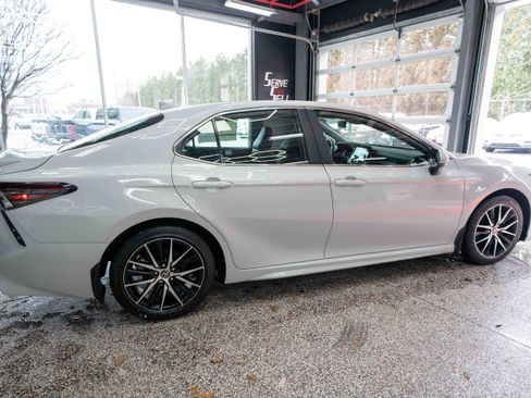 Used 2024 Toyota Camry SE w/ Convenience Package image 4