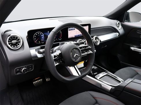 Certified 2025 Mercedes-Benz GLB 250 4MATIC image 19