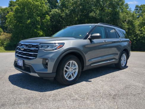 Certified 2025 Ford Explorer Active w/ Active Comfort Package RWD image 6