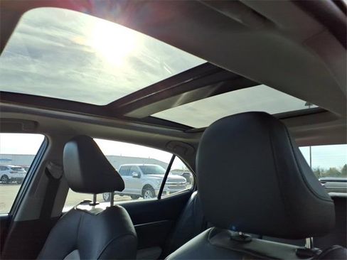 Used 2018 Toyota Camry XLE image 14