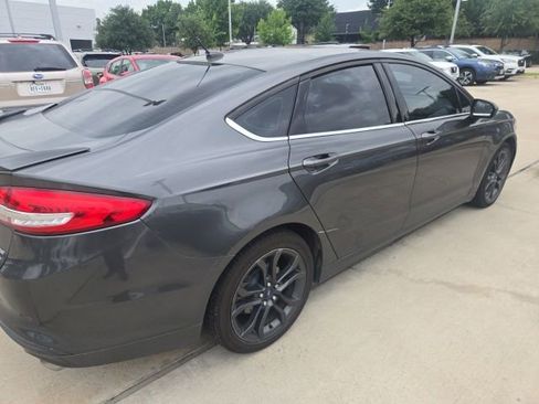 Used 2018 Ford Fusion SE w/ Equipment Group 201A FWD image 3